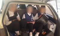 ضبط عائلة وضعت ثلاثة من اطفالها في صندوق السيارة الخلفي